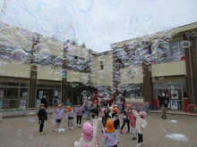 空いっぱいにたくさんのしゃぼん玉が飛んでいます