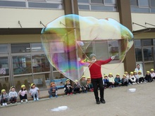 名人がつくる大きなしゃぼん玉にびっくりしています