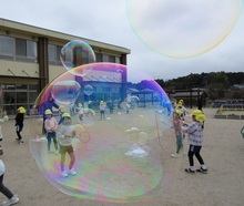 大きなしゃぼん玉ができました