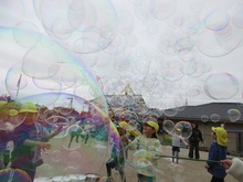 目の前にしゃぼん玉の世界が広がります