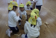 友だちと協力して、カプラで高いタワーづくりに挑戦しています