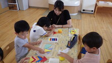 飾りを作っている