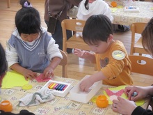 のりで製作をしている様子