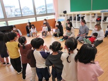 3歳児と一緒に手遊びをする様子