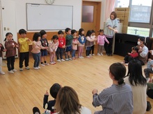 3歳児と一緒に手遊びをする様子