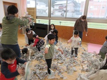 新聞で遊ぶ様子