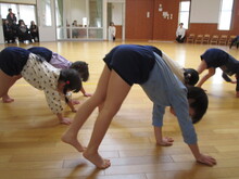 こどもたちが床の上で運動遊びをしているようす