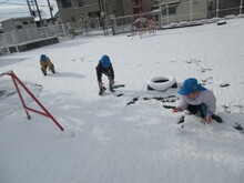 積もった雪で遊ぶこどもたちのようす