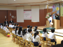 修了証書が授与されるようす