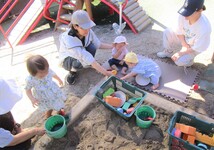 砂場で遊んでいるこどもたちの写真