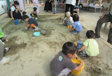 砂場に入るこどもたちの写真