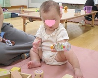 ボトルを手に持つこどもの写真