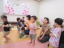 こどもたちが体操をする写真