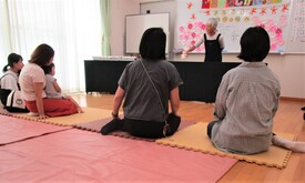 人形を動かすようすとそれを見るこどもたち