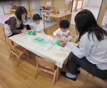 リースをつくっている写真1