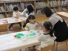 リースをつくっている写真2