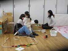 電車で遊んでいる写真