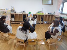 紙芝居を見ている写真