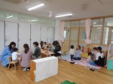 室内で遊んでいる写真