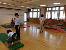 遊戯室で遊んでいる写真