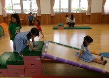 すべりだいを滑っている写真