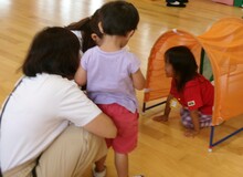 トンネルをくぐっている写真