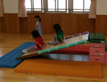 2人で滑り台を滑っている写真