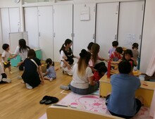 室内で遊んでいる写真