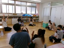 親子で手遊びをしている写真