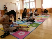 親子でふれあいを楽しんでいる写真