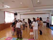 親子でまるくなって楽しんでいる写真