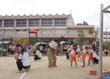 プレゼントをもらっている写真