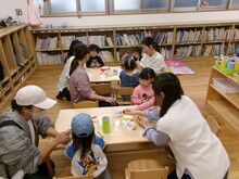 楽器をつくっている写真