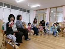 楽器を鳴らして楽しんでいる写真