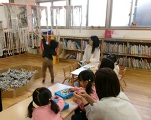 新聞紙をとって遊んでいる写真