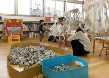 新聞紙で遊んでいる写真