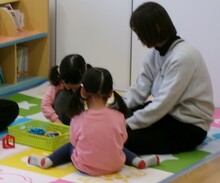 親子で遊んでいる写真