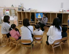 紙芝居を見ている写真