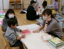 手形スタンプをしている写真1