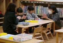 粘土をして遊んでいる写真