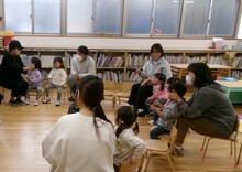 手遊びをしている写真