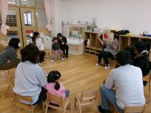 紙芝居を見ている写真