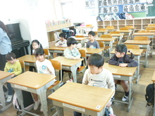 小学校の机と椅子に座る5歳児