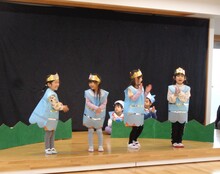 4歳児のダンスをしている写真