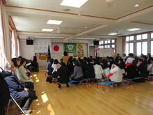 遊戯室で親子で入園式に参加しています。