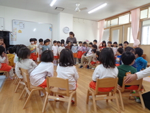 5歳児の友だちが3歳児の部屋に迎えに行きました。