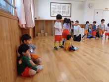少し離れた場所がいいと思っている友だちの気持ちを想い、そっとペアの5歳児が寄り添っています。
