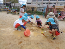 雨上がりの園庭での泥んこ遊び