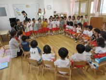 矢倉こども園の歌を4歳児が3歳児に教えています。