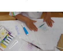 「プチプチの梱包に色を付けて紙で作った棒を転がすとカラフルな棒になるよ。」